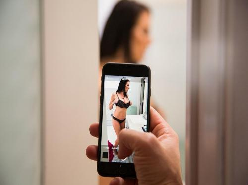 La sœur est allée prendre une douche et a oublié de fermer la porte, puis