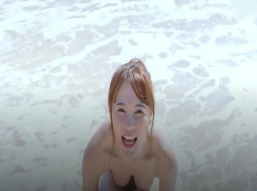 Libangan ng isang magandang babae na mag-beach nang walang damit