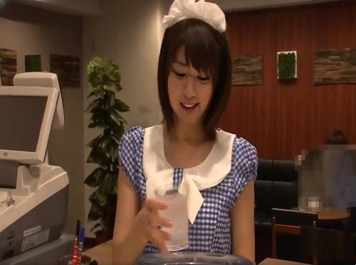 Hiếp dâm em gái xinh đẹp trong nhà vệ sinh