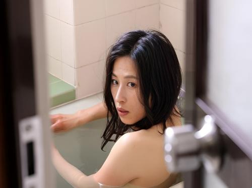公公偷看儿媳妇洗澡结局