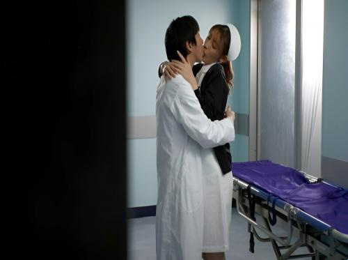 Diam-diam jatuh cinta dengan seorang perawat muda
