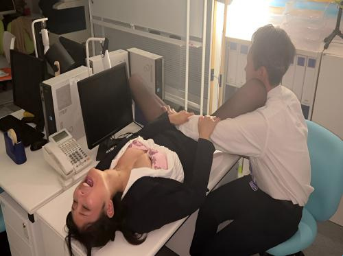 Trabalhando até tarde horas extras com colegas obscenos