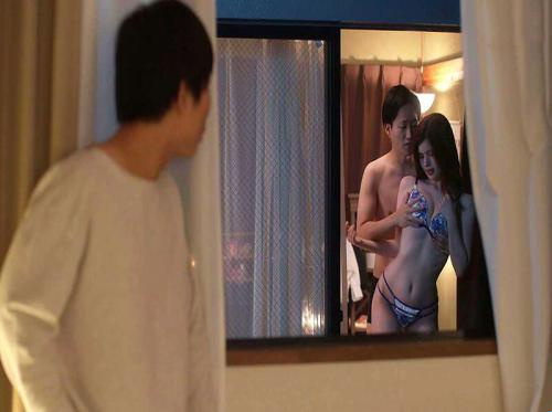 Um final feliz para o jovem que espionava o vizinho para fazer sexo todas as noites